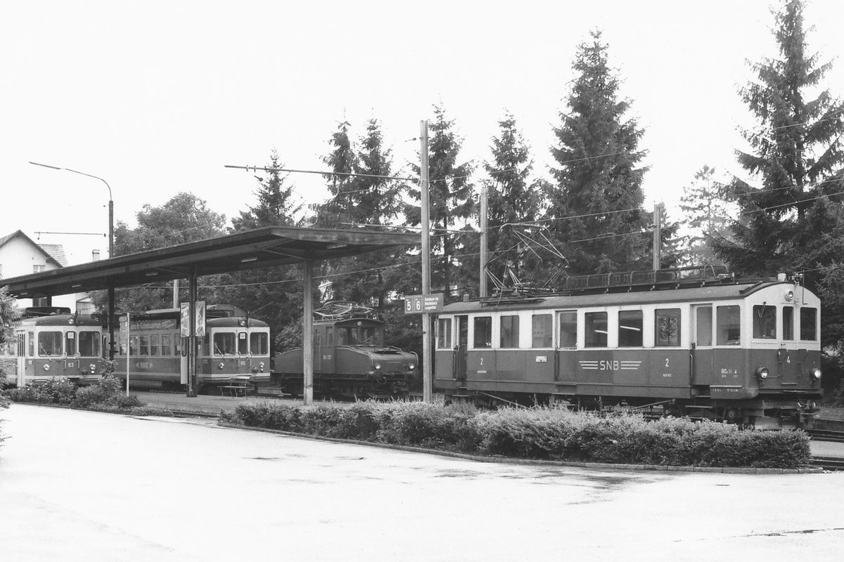 ASm/SNB/OJB: Der Kopfbahnhof Niederbipp in den 80er-Jahre aufgenommen mit BDe 4/4 4, Ge 4/4 57 aus Schaffhausen und den Be 4/4 83 und Be 4/4 85  Solothurn  nach Langenthal und Solothurn.
Foto: Walter Ruetsch