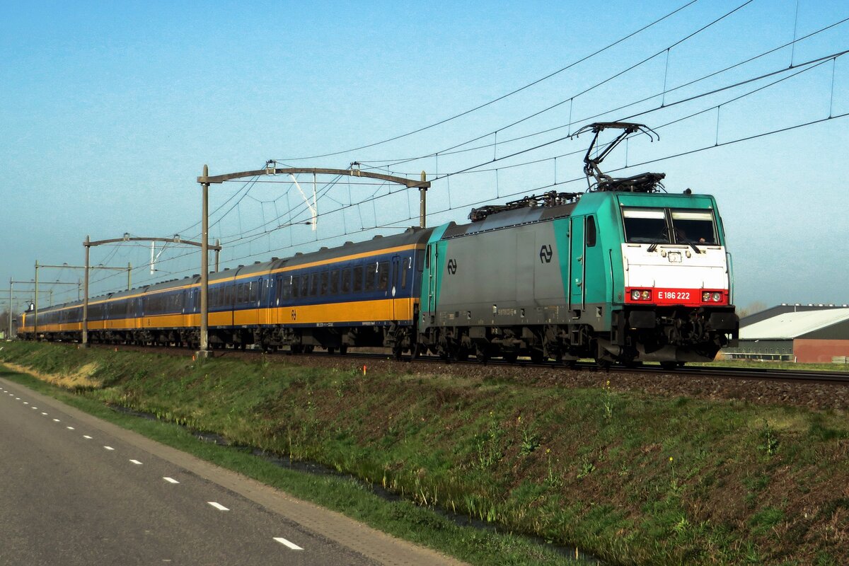 ATLU 186 222 zieht der IC-Direct durch Roond nach Eindhoven am 31 März 2021. 