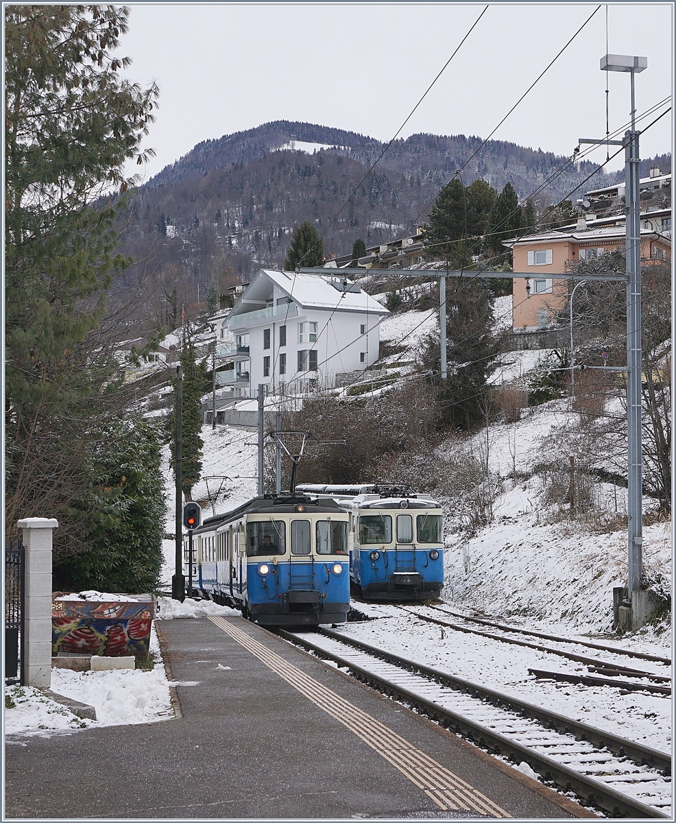 Auch im Fahrplanjahr 2017/2018 kann man mit etwas Glück hin und wieder einen MOB ABDe 8/8 im Plandienst erleben: Das Bild zeigt den ABDe 8/8 4001  SUISSE  als Regionalzug 2332 von Montreux nach Chernex bei der Ankunft in Fontanivent bei der Begegnung mit dem abgestellten ABDe 8/8 4003  BERN .
29. Dez. 2017