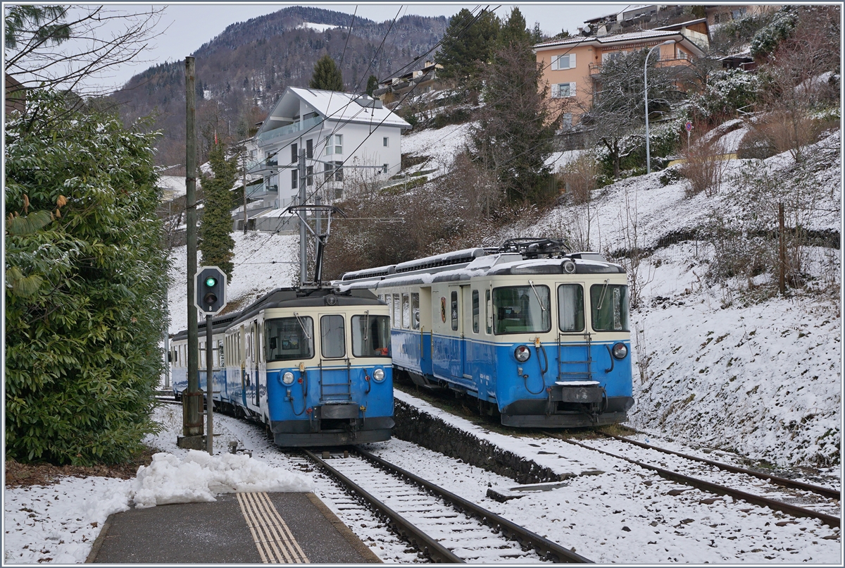 Auch im Fahrplanjahr 2017/2018 kann man mit etwas Glück hin und wieder einen MOB ABDe 8/8 im Plandienst erleben: Das Bild zeigt den ABDe 8/8 4001  SUISSE  als Regionalzug 2327 von Chernex nach Montreux bei der Ausfahrt in Fontanivent bei der Begegnung mit dem abgestellten ABDe 8/8 4003  BERN . 
29. Dez. 2017