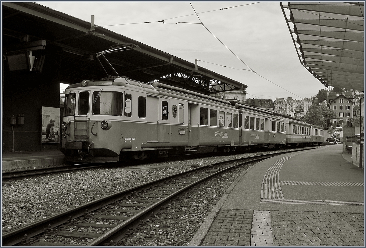 Auch farblos, allein der Form her wegen einen Blick wert: der MOB ABDe 8/8 4003  BERN .
Montreux, den 5. Juni 2017