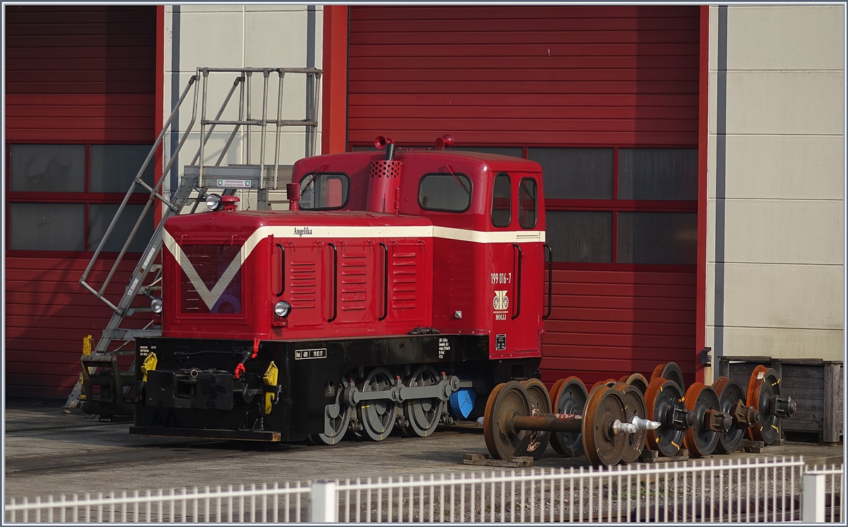 Auch ohne Kamin ein Molli: Die Diesellok 199 016-7, die auf den Namen  Angelika  hrt, steht vor dem Depot der Mecklenburgischen Bderbahn in Bad Doberan.
28. Sept. 2017