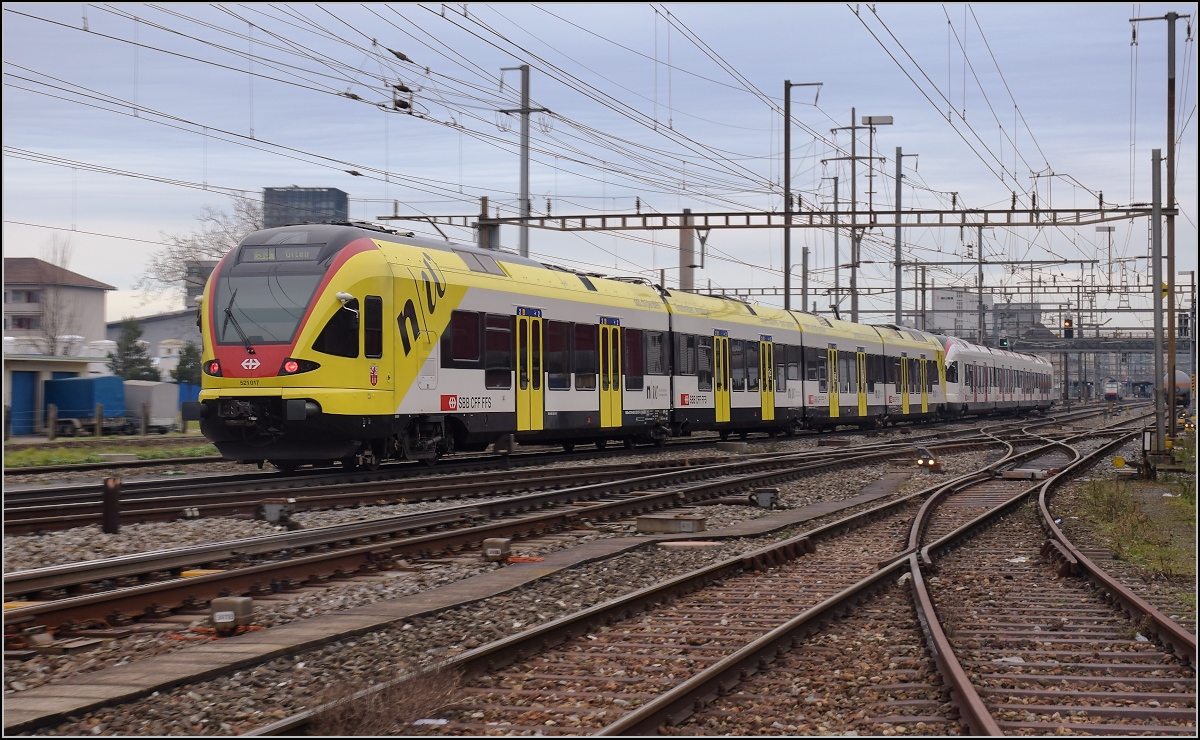 Auch der SBB-Flirt wird bunt. RABe 521 017 in einer Werbebeklebung der Fachhochschule Nordwestschweiz. Pratteln, Dezember 2017.