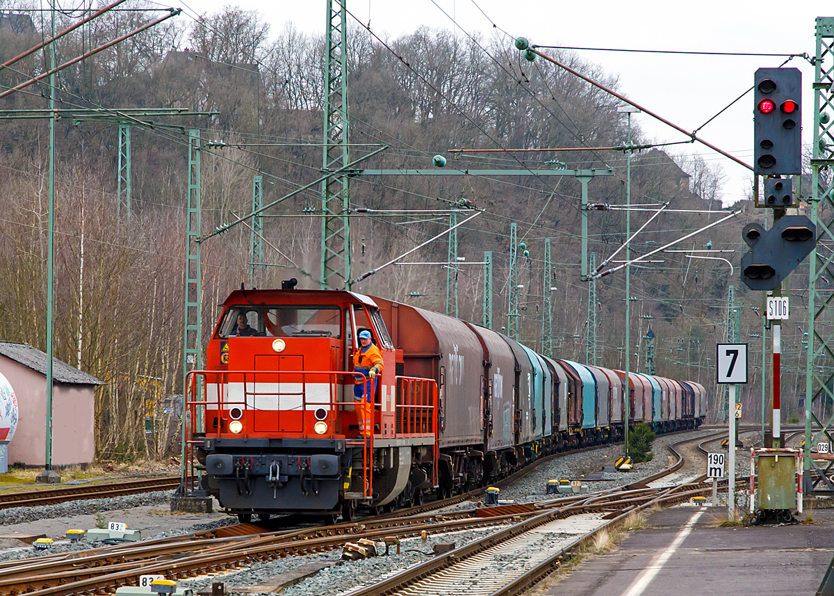 
Auch sie hat nun wieder eine erfolgreiche HU...
Die Lok der Westerwaldbahn WEBA 07 (211 274-6), eine MaK OnRail DH 1004 wobei der Rahmen und Drehgestelle von einer V 100 sind, erreicht am 19.03.2015 mit ihrem bergabegterzug den Bahnhof Betzdorf/Sieg. 

An Anfang vom Bahnsteig 105 wird der Rangierer absteigen, damit dieser sehen kann wann der letzte Wagen die Weiche berfahren hat und dann das Rangiersignal zu beobachten. Denn der Zug wird in der anderen Richtung recht in den Abstellbereich geschoben.

Die Lok wurde 1962 bei Krauss-Maffei unter Fabrik-Nr. 18870 als V 100.10 gebaut. 2003 erfolgte der Umbau durch Vossloh Locomotives GmbH, Moers in die MaK OnRail DH 1004 unter der Fabriknummer  DH 1004/88. Nur der Rahmen und die Drehgestelle sind noch von der  V 100. Sie hat die komplette NVR-Nummer 92 80 1211 274-6 D-WEBA.