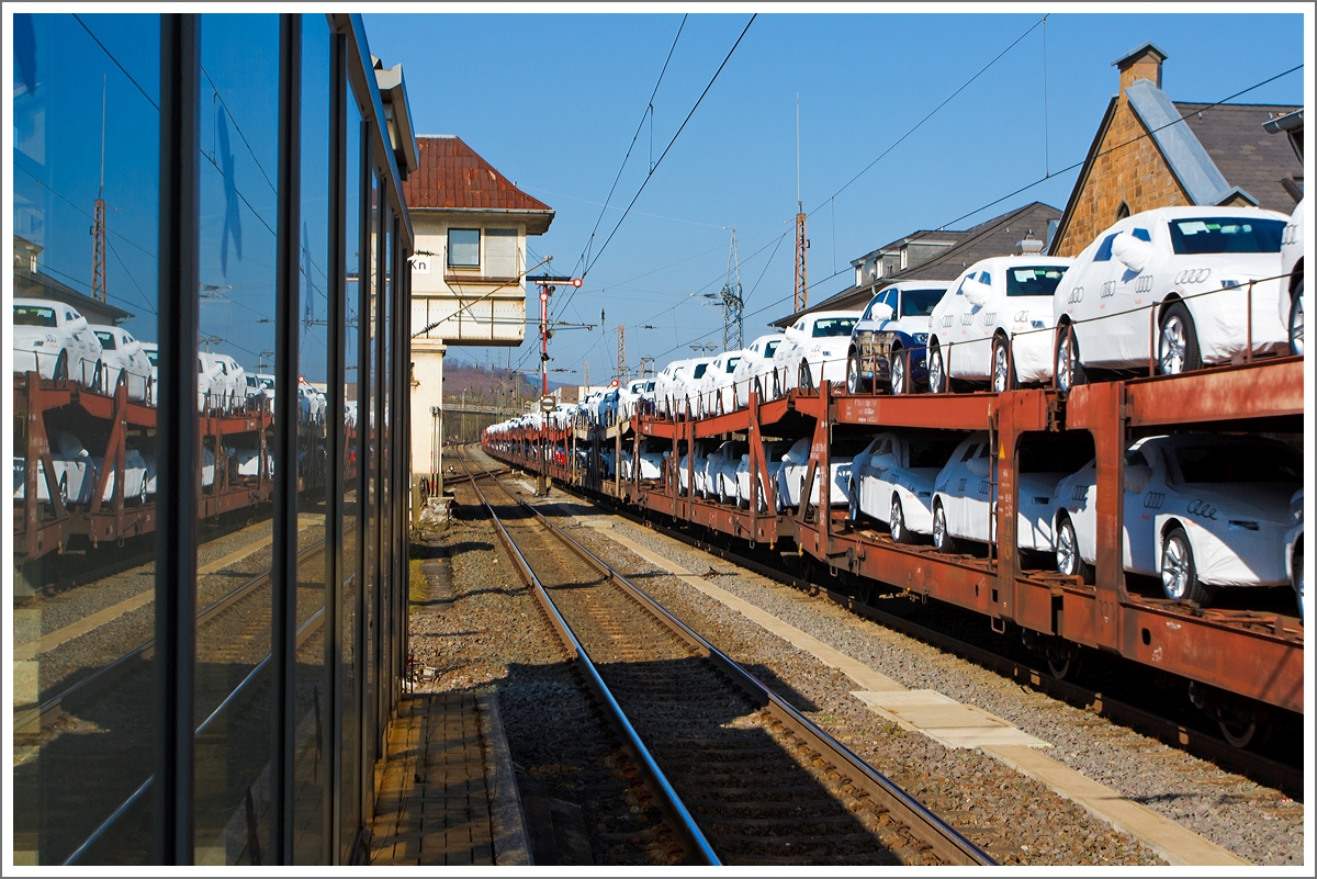 Auch wenn ein Gleis dazwischen liegt, so sollte man kein Leichtgewicht sein, wenn solch ein Autozug durch den Bahnhof rauscht und man ihm nachschaut. Der Sog ist schon sehr mächtig......

Hier ist es die 151 035-3 der DB Schenker Rail Deutschland AG welche am 08.03.2014 einen langen Autotransportzug durch den Bahnhof Kreuztal in Richtung Hagen zieht.
