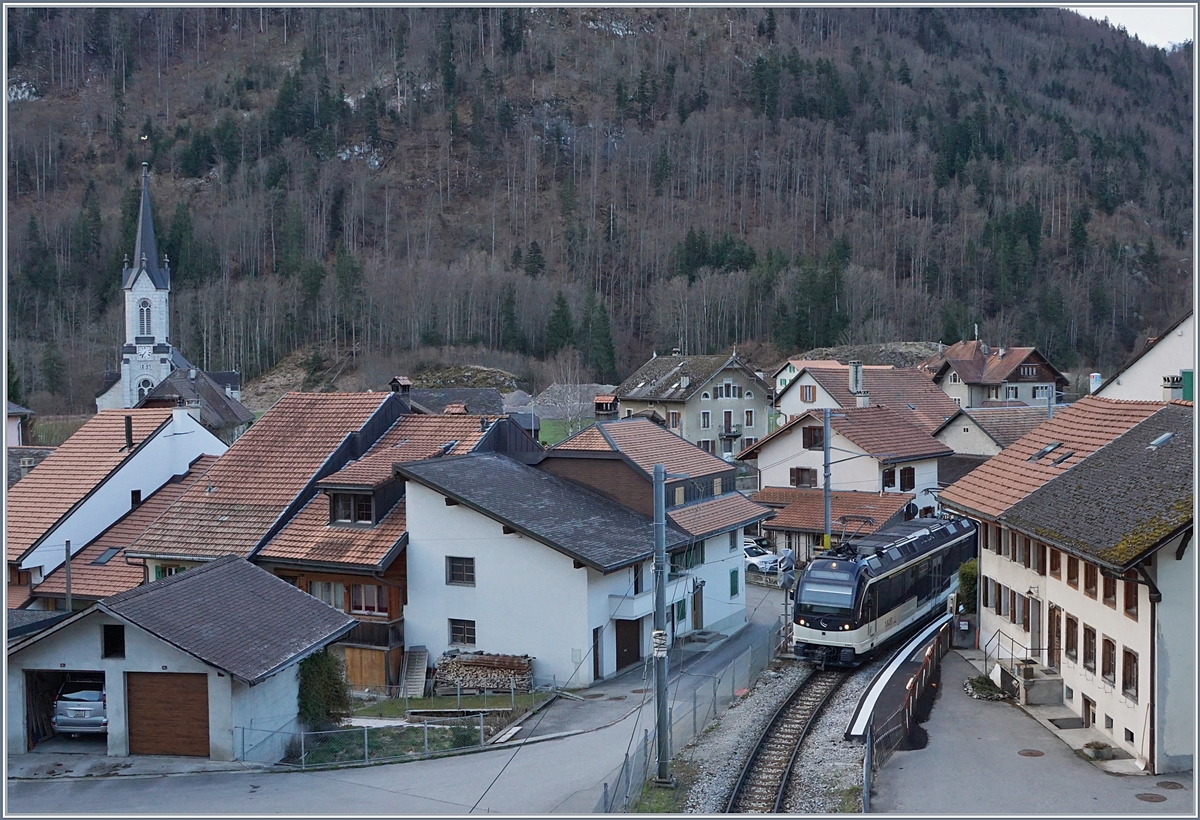 Auch wenn Fuhrpark und Gleisanlagen vom  MOB Bahnhof Montbovon  wenig Abwechslung bieten hier noch drei weitere Bilder. 
Dieses hier zeigt die Situation des Bahnhofs im Ort von Montbovon.
2. April 2018