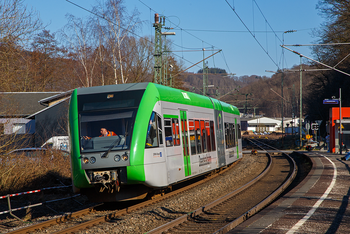 Auf Betriebsfahrt....
Der  Daadetalbahn  Stadler GTW 2/6 – VT 117 (95 80 0946 417-2 D-WEBA / 95 80 0646 417-5 D-WEBA / 95 80 0946 917-1 D-WEBA) der Westerwaldbahn des Kreises Altenkirchen GmbH (WEBA) hat am 28.02.2022 von Betzdorf den Hp Scheuerfeld (Sieg) erreicht. Nach dem Fahrtrichtungswechsel geht es wieder über den Bü und dann nach rechts über zwei Weichen zum Kleinbahnhof Scheuerfeld (Sieg) der WEBA, von dort geht es dann über die WEBA eigene Strecke nach Steinebach-Bindweide zum Betriebshof.