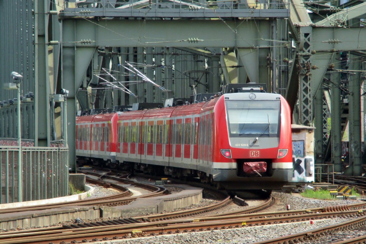 Auf die Brcke! DB 422 529 verlsst am 28 April 20-18 Kln Hbf. 