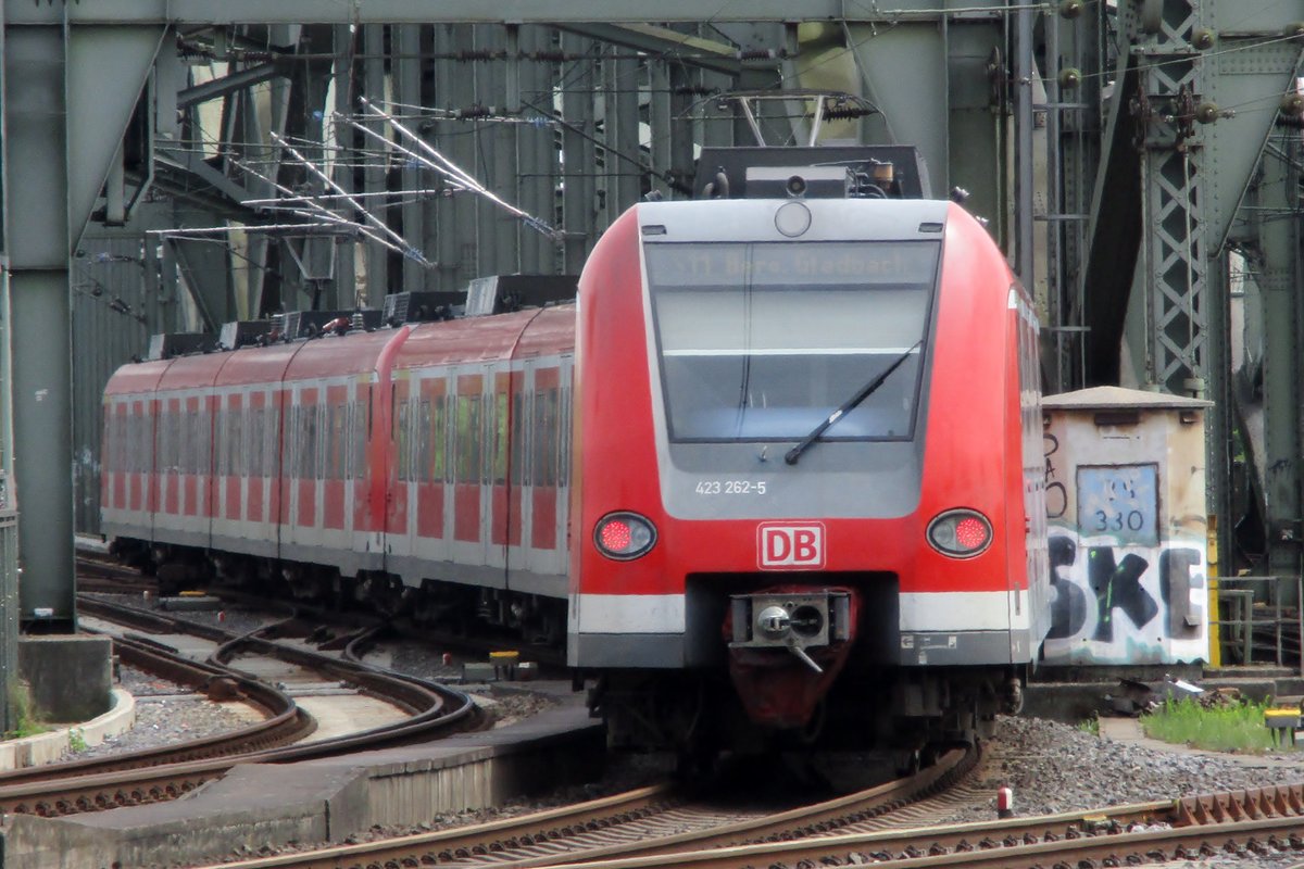 Auf die Brcke! DB 423 262 verlsst am 28 April 20-18 Kln Hbf. 