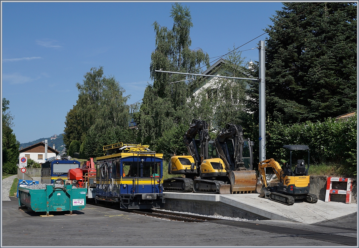 Auf dem aufwändig erneuerten Abstellgleis in St-Légier Gare steht der Tm4 der MOB und weiter hinten eine Gem 2/2; dies lässt darauf schliessen, dass noch nicht alle Erneuerungs-Arbeiten am Bahnhof und der Strecke abgeschlossen sind. Früher führte dieses Gleis weiter nach Châtel-St-Denis. 26. Juli 2019 