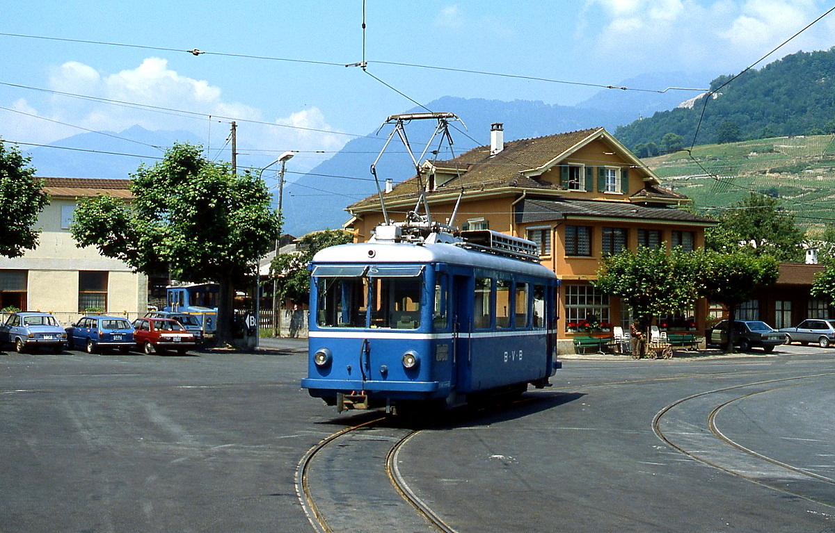 Auf dem Bahnhofsvorplatz von Bex wartet Be 2/3 15 auf Fahrg�ste
