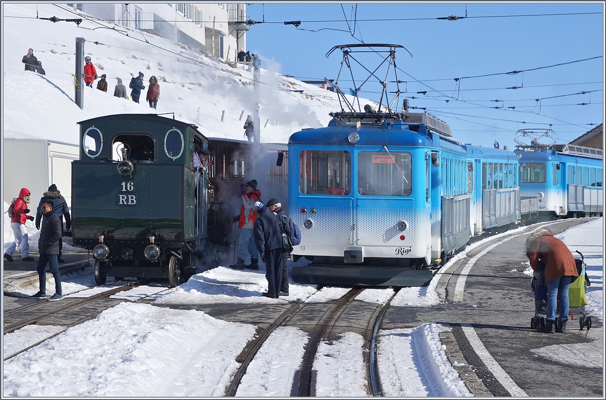 Auf dem Gipfel angekommen: Der RB BDhe 2/4 N° 13, 1954 von SLM/SAAS gebaut und mit Fr. 455'918.- zu buche geschlagen. Daneben die RB H 2/3 N° 16, die von Vitznau heraufgedampft ist..
Rigi Kulm, den 24. Februar 2018