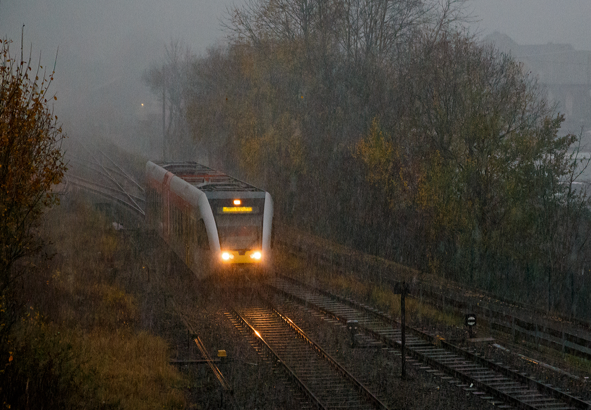 
Auf dem Herbst folgt zugleich der Winter...
Es wurde mit einem Schlag im Hellertal dunkel und es fing an zu schneien. Ein Stadler GTW 2/6 der HellertalBahn fährt am 22.11.2015, als RB 96  HellertalBahn  (Betzdorf - Herdorf - Neunkirchen), von Herdorf weiter in Richtung Neunkirchen.
