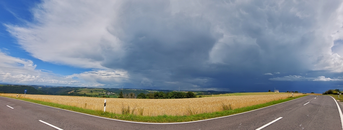 Auf dem weg von Bourscheid in Richtung Goebelsmühle (L) machte ich halt um die Gewitterfront aus Richtung Süden im Bild fest zu halten. Panoramafoto. 21.07.2025 (Jeanny)