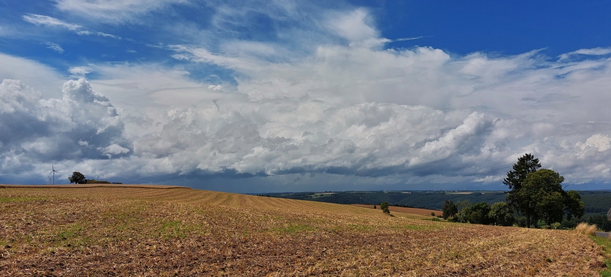 Auf dem weg von Bourscheid in Richtung Goebelsmühle (L)  musste ich Halt machen um dieses Wolken Spiel am Himmel aufzunehmen. Blick in Richtung Westen 21.07.2025
