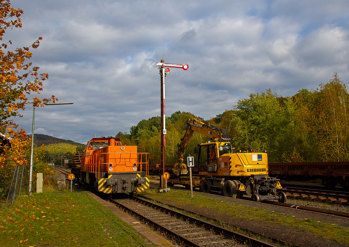 
Auf den letzten vorhandenen Metern Gleis der Strecke zwischen Bahnhof Herdorf und Neunkirchen tätigt die KSW 45 (98 80 0276 016-9 D-KSW) eine MaK G 1204 BB der Kreisbahn Siegen-Wittgenstein mit einem 2-achsiger Flachwagen der Gattung Ks 446 am 11.10.2020 in Herdorf den Pendelverkehr.
Hier erreicht sie gerade mit dem Altgleis beladenen Flachwagen den Bahnhof Herdorf. 

Rechts der Liebherr Zweiwegebagger A 922 Rail Litronic, Kleinwagen Nr. D-HGUI 99 80 9903 415-4, (interne Nr. 54) der Hering Bau GmbH & Co. KG (57299 Burbach) mit dem 5m Chieftain Gleisbauanhänger CT-520, Schienengebundenes Gerät Registrier-Nr. 9783 198.