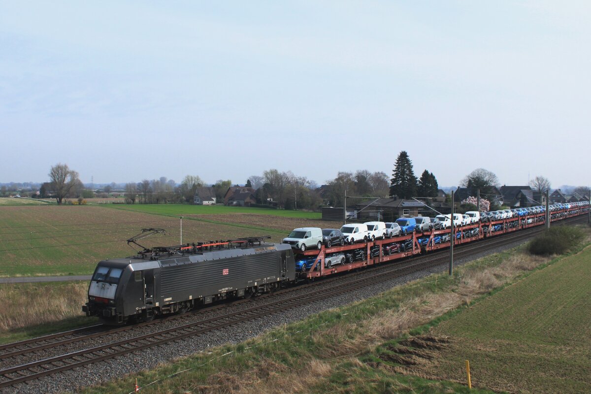 Auf nach Sloe! DBC 189 098 schleppt ein Ganzzug von FORD durch Praest nach Vlissingen-Sloe ganz in Westen von Niederland am 20 März 2024.