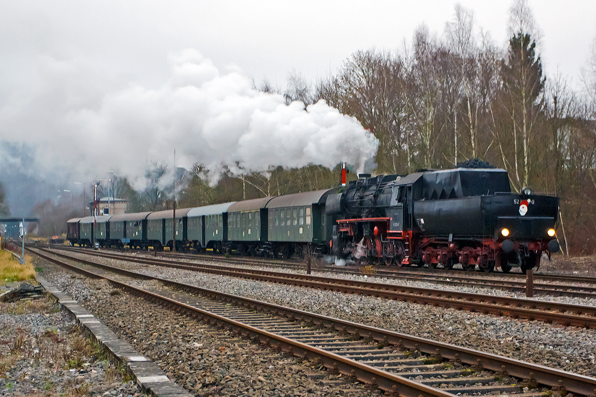 
Auf der Rückfahrt am 30.11.204 von Würgendorf nach Betzdorf/Sieg fährt die Betzdorfer  52 8134-0 (ex DB 052 134-4, ex DR 52 8134-0) nun Tendervoraus durch Herdorf.

An diesem Wochenende veranstalten die Eisenbahnfreunden Betzdorf ihre alljährlichen Nikolausfahrten auf der Hellertalbahn (KBS 462), am Sonntag den 30.11. 2014 zwischen Betzdorf/Sieg und Würgendorf.