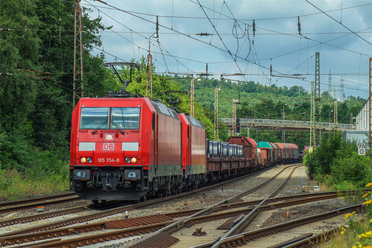 Auf der Ruhr-Sieg-Strecke sind ja Doppeltraktionen vor Güterzügen keine Seltenheit. Kommt dann aber hinten noch eine Schiebelok, hier in Form von einer BR 151, dran, sieht der Zugverband schon leicht kurios aus. So auch am 26.07.2017, als sich 185 354-8 zusammen mit einer leider unbekannten 152 und einer ebenfalls unbekannten 151 ablichten ließ. Hier durchfährt der Verband gerade Kreuztal, um in wenigen Metern in den Kreuztaler Gbf einzufahren.