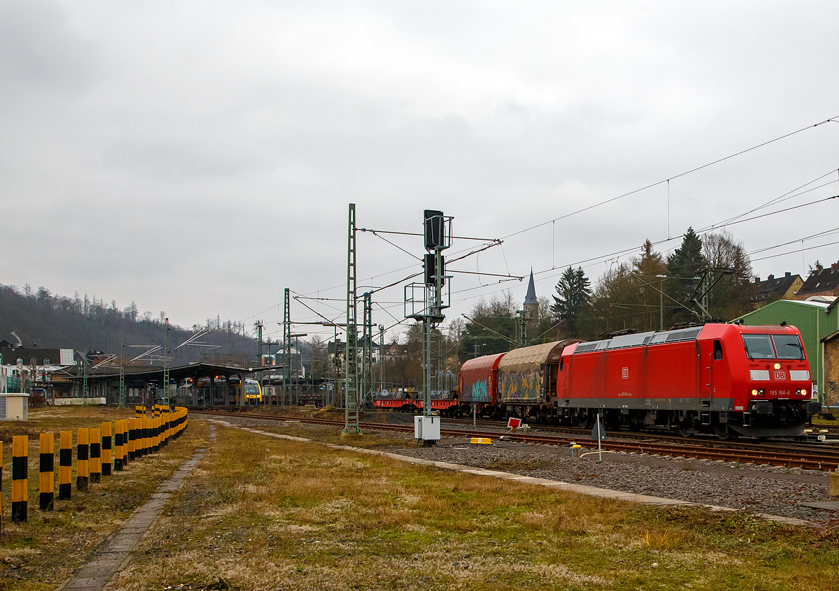 Auf Überholfahrt.....
Die 185 166-6 (91 80 6185 166-6 D-DB) der DB Cargo Deutschland AG fährt am 14.12.2021 mit einem sehr langen leere Coilzug durch Betzdorf/Sieg in Richtung Köln. Interessant ist die Tatsache das im Bahnhof (Gleis 106) auf diesem Richtungsgleis bereits der HLB VT 203 (LINT 27) zur Abfahrt bereit steht, so musste die 185 166 mit dem Güterzug den Dieseltriebwagen links auf Gleis 105 überholen und fuhr dann gleich wieder auf dem richtigen Richtungsgleis. Mit Fahrplanwechsel zum Dezember 2021 gibt es hier Durcheinander.

Die TRAXX F140 AC1 wurde 2004 bei Bombardier in Kassel unter der Fabriknummer 33642 gebaut. 