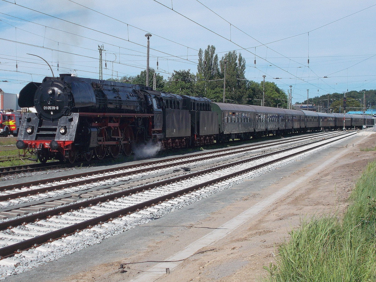 Aufwendig Rangieren mu�te die 01 0509,am 10.Juni 2017,in Bergen/R�gen um nach Gleis 2 zukommen.