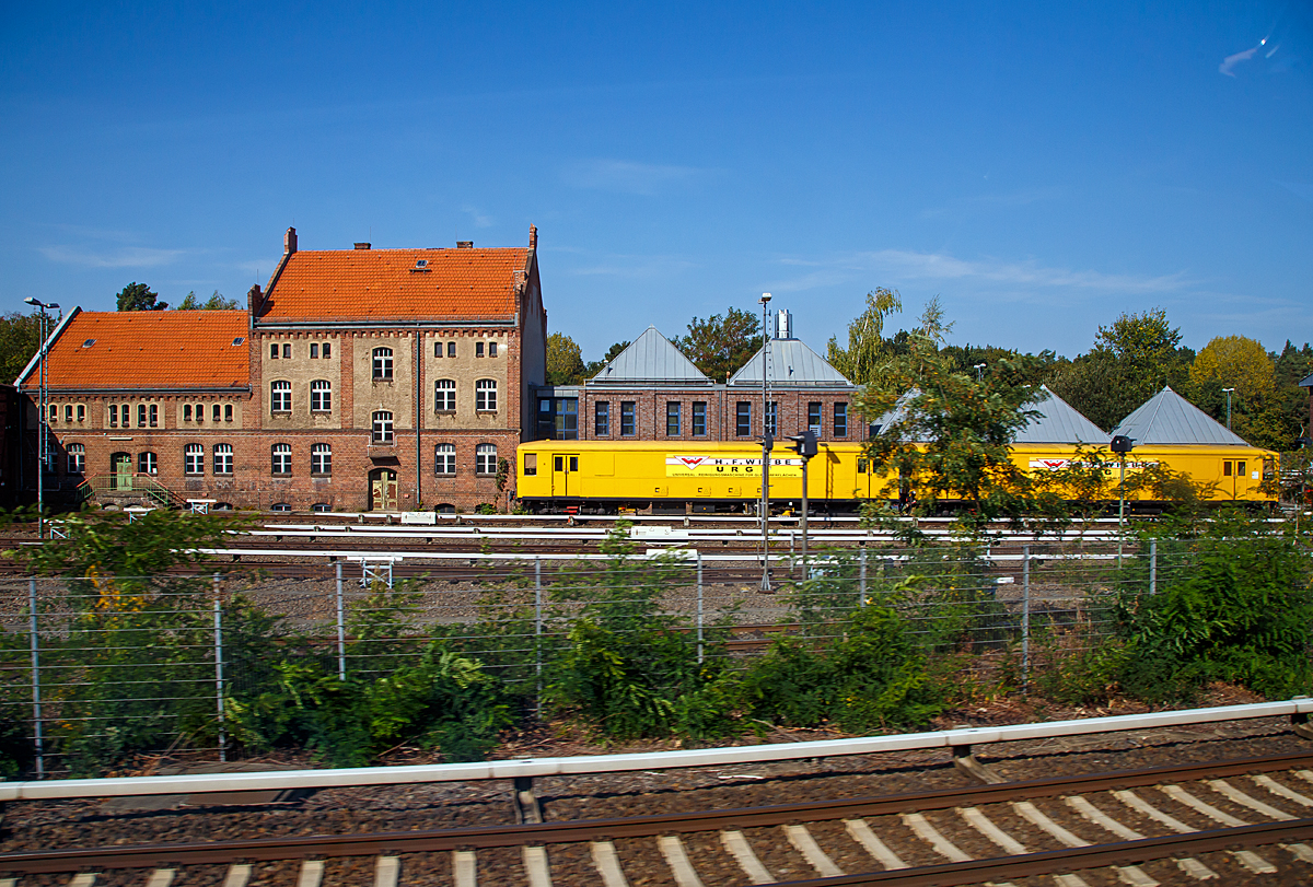 
Aus dem Zug heraus konnte ich am 19.09.2019 in Berlin die abgestellte Universal-Gleisoberflächen-Reinigungsmaschine (URG) der H.F. Wiebe, Schweres-Nebenfahrzeug-Nr. 97 86 04 501 14-5 ET/ES, aufnehmen.
 
Wer auf die Bahnhofsgleise blickt, findet dort neben den Schienen und Schotter auch Flaschen, Dosen und andere Sachen, die da nicht hingehören. Bis zum Jahre 1997 war es immer eine mühselige Arbeit, die Bahnhofsgleise zu säubern. Regelmäßig mussten Mitarbeiter die Gleisanlagen mit der Hand sauber machen. Um diese Gleisreinigung effektiver gestalten zu können, entwickelte die S-Bahn Berlin GmbH die Universal-Gleisoberflächen-Reinigungsmaschine URG), auch  Staubsaugerzug  genannt.

Entstanden ist er im Auftrag der Firma H. F. Wiebe in der Hauptwerkstatt Schöneweide, die aufgrund ihres jahrzehntelangen für wagenbauliche und elektrische Ausrüstung verantwortlich war.

Gebaut wurde er aus den ehemaligen Triebwagen 476 375 und 475 089.
Seine Saugkraft beträgt zweimal 130 kW, was einer Saugkraft von ca. 200 Hausstaubsaugern entspricht. Das aufnehmbare Volumen des Unrates beträgt 6 m³.

Um den Staub aufwirbeln zu können und das Absaugen zu erleichtern, besitzt der Zug starke Kompressionsmotoren. Die seitlichen Absaugeinrichtungen klappen Sensoren gesteuert bei jedem Hindernis ein. Ein Abluftfilter sorgt dafür, dass die ausgestoßene Luft wieder staubfrei ist.

Eingesetzt wird der Zug immer in den nächtlichen Betriebspausen, da er wegen seiner geringen Arbeitsgeschwindigkeit von 0,7 bis 3 km/h den Regelverkehr behindern würde. Der Auffangbehälter hat ein Volumen von 6 m³. Ein Triebfahrzeugführer sowie zwei weitere Arbeitskräfte werden für einen Einsatz benötigt. Ein Reinigungsgang für ein Bahnsteiggleis dauert maximal 18 Minuten, danach zeigen sich die Gleisanlagen wieder in einem blitzblanken Zustand.

TECHNISCHE DATEN
Maschinenart: Reinigungsmaschine
Hersteller :S-Bahn Berlin GmbH
Baujahr, Erstzulassung:1997
Spurweite: 1.435 mm
Radsatzanordnung: Bo' Bo' + 2' 2'
Radsatzanordnung bei Arbeitsfahrt: 2' 2' + (A1)' (A1)'
Triebwagenseriennummer: 476 375
Arbeitswagenseriennummer: 475 089
Gesamtlänge über Puffer: 34.760 mm
Breite: 2.990 mm
Höhe: 3.550 mm
Gesamtgewicht: 20 t
Zulässige Ladung: 6 t
Ladevolumen: 6 m³
Kleinster befahrbarer Gleisbogen: 140 m
Antriebsleistung für die Streckenfahrt: 360 kW
Antriebsleistung für die Arbeitsfahrt (elektr.): 16 kW
Antriebsleistung für die Saugeinrichtung: 2 x 130 kW
Energieversorgung: 750 V DC (seitliche über Stromschiene)
Anzahl der getriebenen Achsen bei Streckenfahrt: 4
Anzahl der getriebenen Achsen bei Arbeitsfahrt: 2
Höchstgeschwindigkeit bei Streckenfahrt: 80 km/h 
Geschwindigkeit bei Arbeitsfahrt:  0,7 bis 3,0 km/h
Arbeitsbreite: konstante Saugbreite 2,4 m und variable Saugbreite 0,5 m je Seite
Arbeitsrichtung: beidseitig
