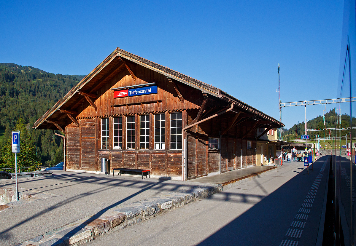 Aus dem Zug heraus, der RhB Bahnhof Tiefencastel an der Albulalinie am 06.09.2021.