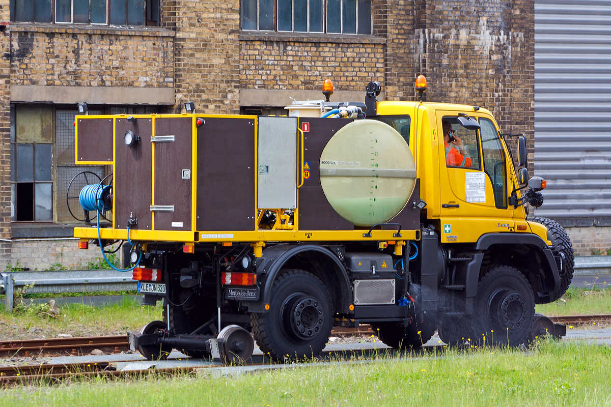 
Aus einem anderen Blickwinkel...
Zagro Zweiwege Unimog U 400 (Kleinwagen Nr. 99 80 9907 026-5) mit Aufbau-Spritze JJ-D 1101 der Firma Johannes Janßen GmbH & Co. KG (Kalkar-Niedermörmter) bei der Unkrautbekämpfung am 04.06.2014 im Bereich vom Bahnhof Betzdorf/Sieg. 