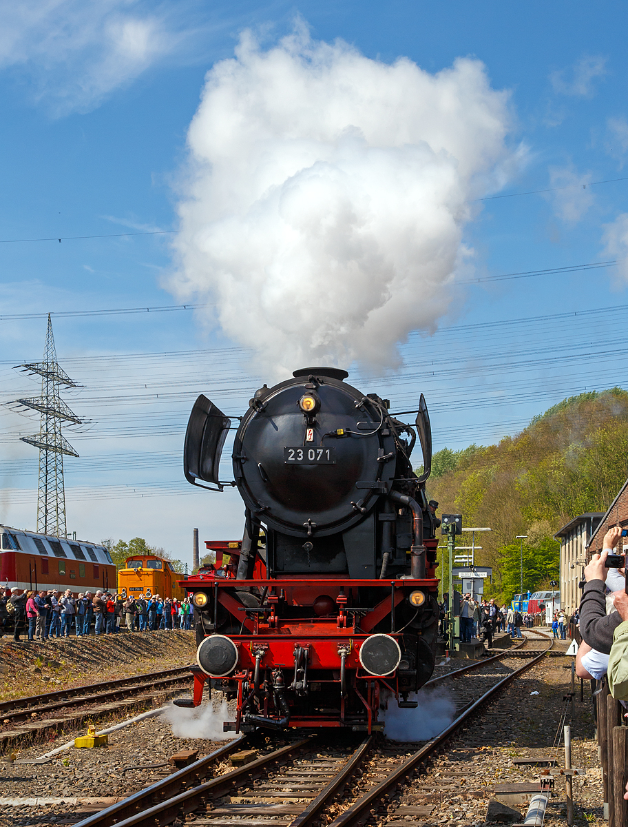 
Ausfahrt der Personenzuglokomotive 23 071 (ex DB 023 071-4) der VSM - Veluwsche Stoomtrain Matschappij (NL Apeldoorn) am 30.04.2017 mit dem Dampfpendelzug aus dem Eisenbahnmuseum Bochum-Dahlhausen.

Die Lok wurde 1956 von Arnold Jung Lokomotivfabrik GmbH, Jungenthal bei Kirchen a.d. Sieg unter der Fabriknummer 12506 gebaut. Dort wurde auch 1959 mit der 23 105 die letzte von der DB beschaffe Dampflok gebaut.