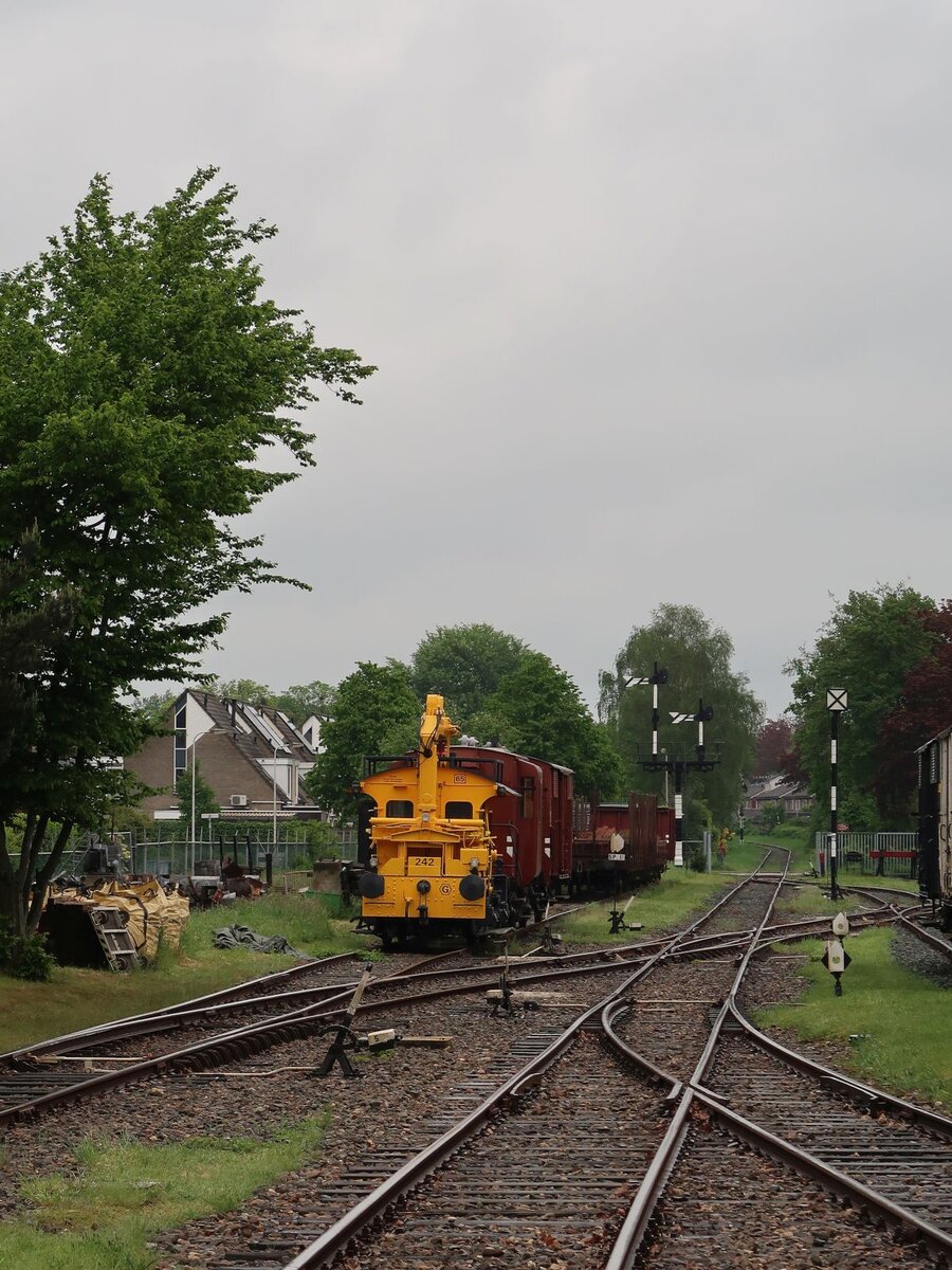 Ausfahrtgleise mit links MBS (Museum Buurtspoorweg) loc 19 ex-NS Sik locomotor 242 Baujahr 1935 Bahnhof Haaksbergen 05-05-2024.

Emplacement met MBS (Museum Buurtspoorweg) loc Nummer 19 ex-NS Sik locomotor nummer 242 bouwjaar 1935 station Haaksbergen 05-05-2024.