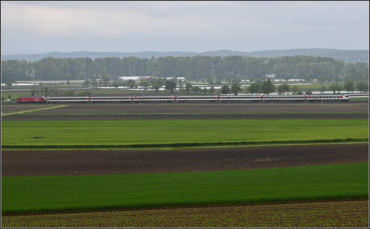 Bahn im Tägermoos - bei Sauwetter. 

IR Biel-Konstanz bei Regenwetter. Mai 2014.