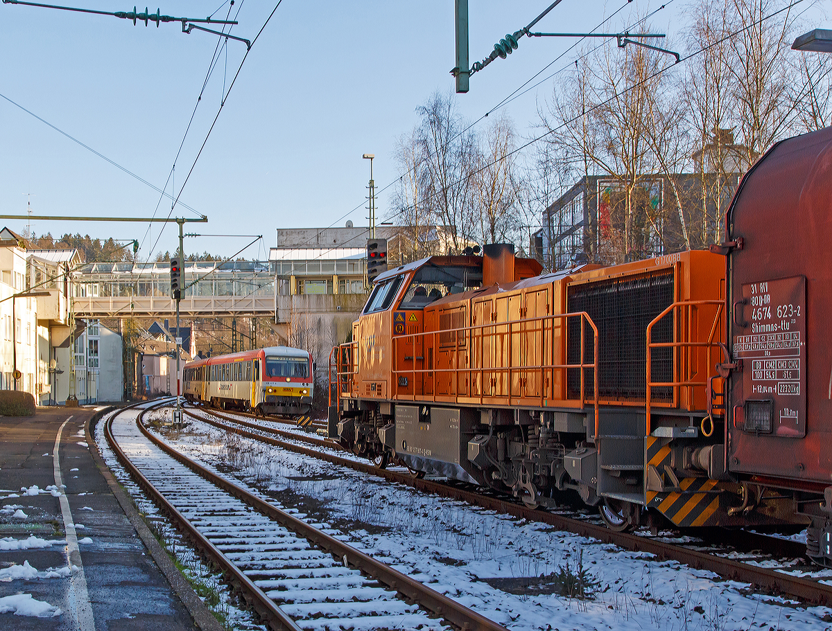 
Bahnhof Betzdorf/Sieg am 06.02.2015: 
Während auf Gleis 103 die Lok 46 (92 80 1277 807-4 D-KSW) der Kreisbahn Siegen-Wittgenstein mit ihrem Coil-Güterzug auf das freie Ausfahrtsignal nach Herdorf wartet, fährt auf Gleis 113 der Dieseltriebzug 928 677-4 / 628 677-7 der Westerwaldbahn (WEBA) als RB 97   Daadetalbahn  von  Daaden ein.
