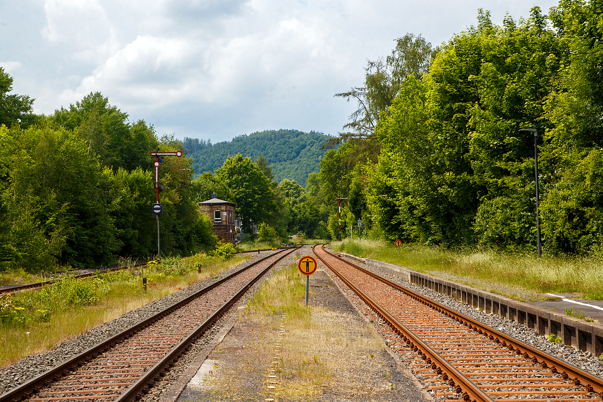 Bahnhof Herdorf am 04.06.2022 blick vom Bahnsteig 2 in Richtung Betzdorf, links das Stellwerk Herdorf Fahrdienstleiter (Hf).