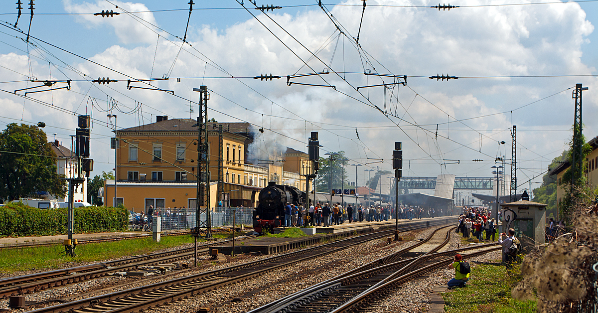 
Bahnhof Neustadt an der Weinstrae am 31.05.2014 beim Dampfspektakel 2014, von Gleis 1 fhrt gerade Dampflokomotive 52 4867 der HEF (Historische Eisenbahn Frankfurt e. V.) in Richtung Alsenz los.

Mir war das Gedrnge auf den Bahnsteigen im Bahnhof Neustadt an der Weinstrae einfach zu viel.  So ging ich erst einmal ins Eisenbahnmuseum Neustadt/Weinstrae (Pfalzbahn - Museum), von hieraus konnte ich diese Aufnahme machen. 