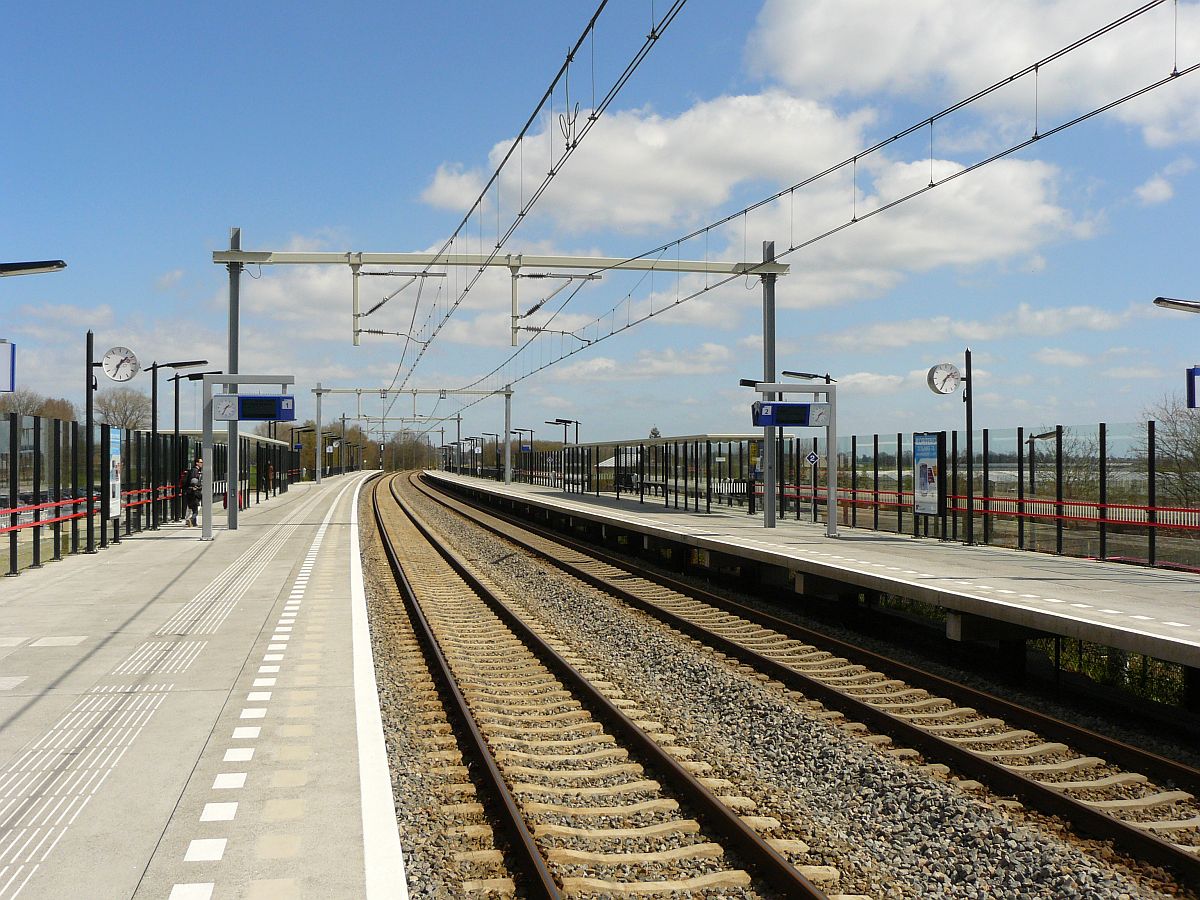 Bahnhof Sassenheim 20-04-2013.

Station Sassenheim gefotografeerd in de richting Schiphol 20-04-2013.