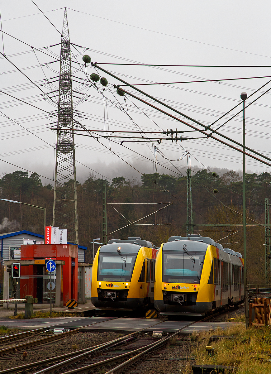 Bahnhof Scheuerfeld/Sieg am 18.12.2021: 
Links hält gerade der VT 205 Abp (95 80 0640 105-2 D-HEB), in Alstom Coradia LINT 27 der (Hessische Landesbahn), als RB 90  Westerwald-Sieg-Bahn  (Altenkirchen - Au/Sieg – Siegen). Rechts fährt gerade der VT 251 (95 80 0648 151-8 D-HEB / 95 80 0648 651-7 D-HEB) ein Alstom Coradia LINT 41 der HLB, als RB 90  Westerwald-Sieg-Bahn  (Siegen - Au/Sieg - Altenkirchen), nun vom Bf weiter.
