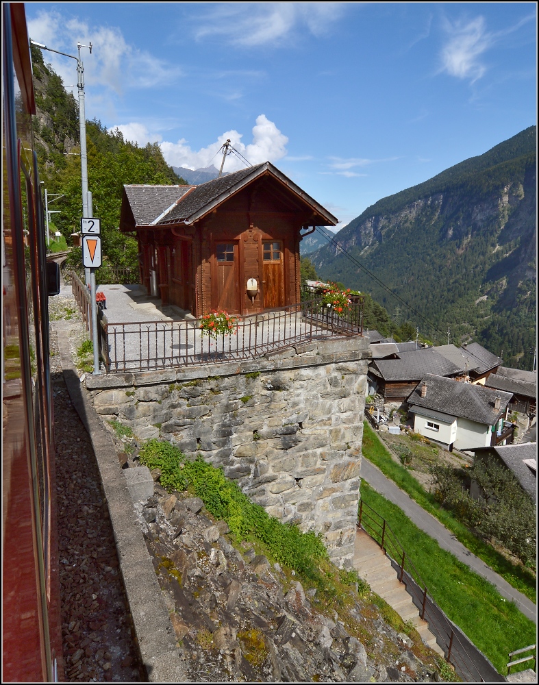 Bahnhofsmärchenwelt Martigny - Vallorcine. 

Der Bahnhof Le Trétien scheint mir der verträumteste Bahnhof der ganzen Schweiz zu sein. August 2014.