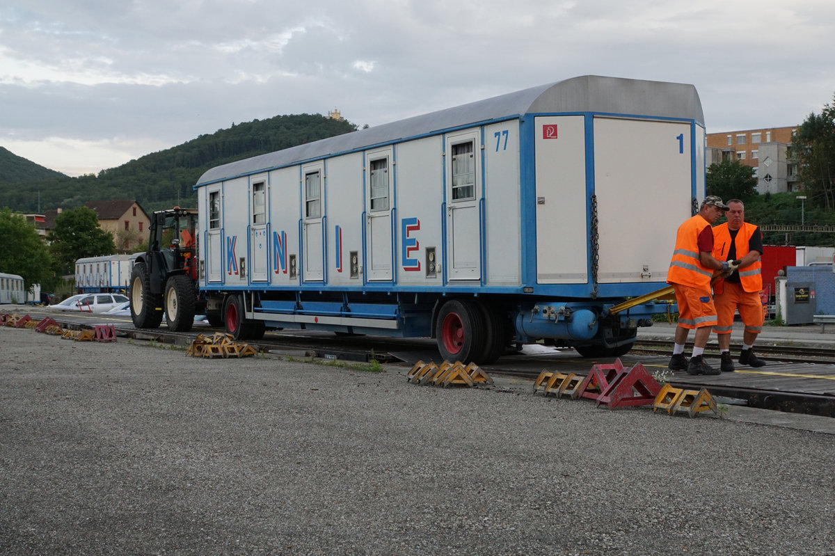 Bahntransport Zirkus Knie.
Impressionen vom 7. bis 8. Juli 2017 in Olten Hammer.
Mit Traktoren sowie Menschenkraft wurden die Wagen während der letzten Vorstellung auf die Bahnwagen verladen.
Foto: Walter Ruetsch