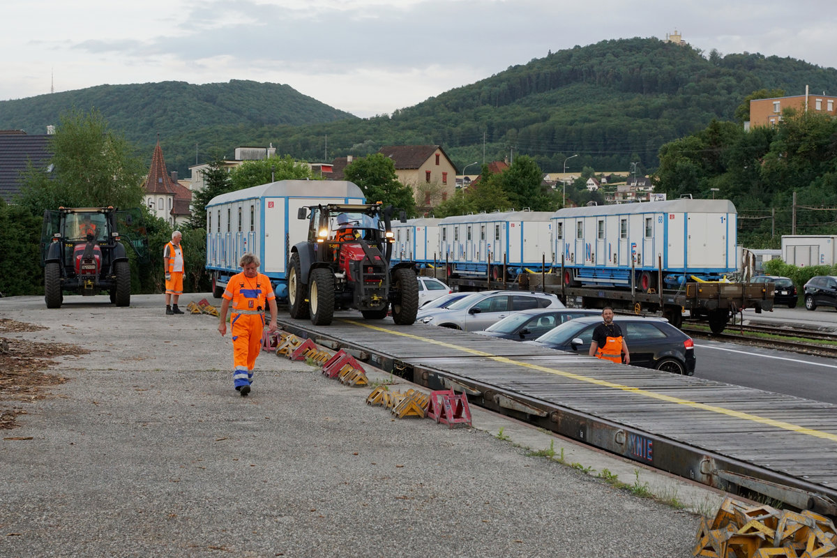 Bahntransport Zirkus Knie.
Impressionen vom 7. bis 8. Juli 2017 in Olten Hammer.
Mit Traktoren wurden die Wagen während der letzten Vorstellung von der Schützenmatte zum Bahnhof Olten Hammer transportiert.
Foto: Walter Ruetsch