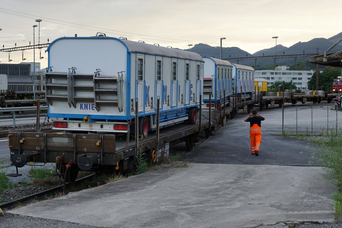 Bahntransport Zirkus Knie.
Impressionen vom 7. Juli 2017 in Olten Hammer.
Zirkuswagen auf Rangierfahrt im Bahnhof Olten Hammer.
Foto: Walter Ruetsch