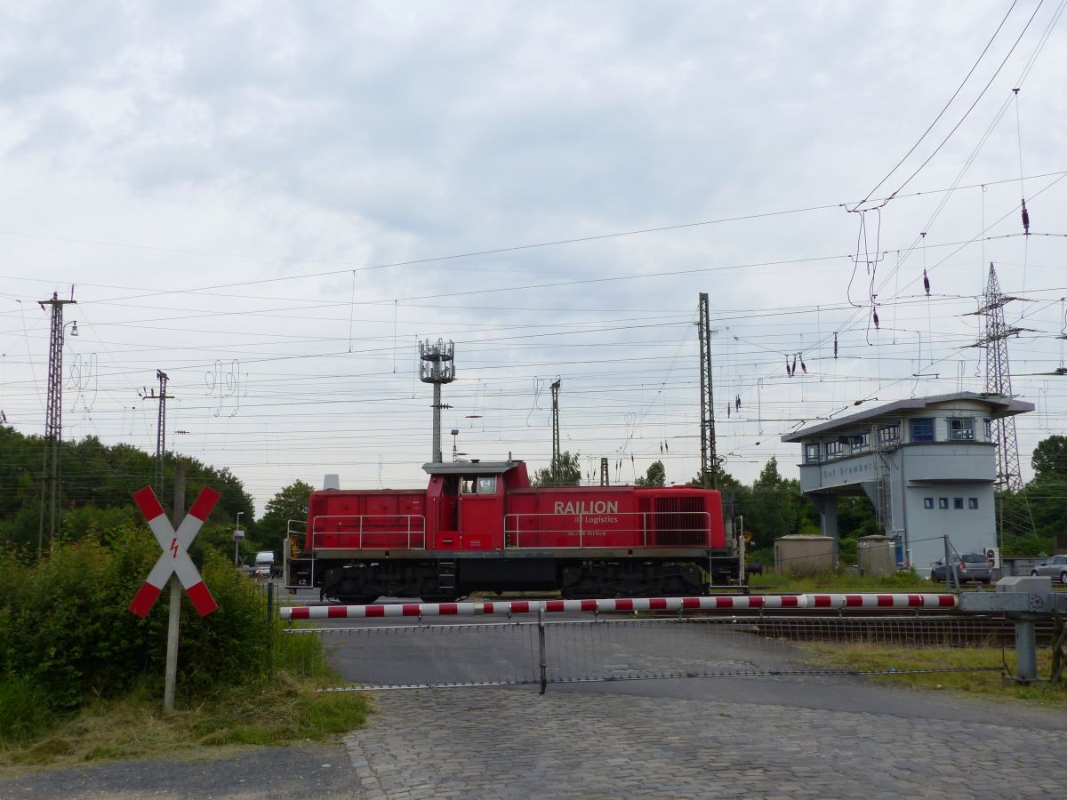 Bahn�bergang Porzer Ringstra�e mit DB Cargo Diesellok 296 051-6, Rangierbahnhof K�ln Gremberg 09-07-2016.

DB Cargo dieselloc 296 051-6 overweg Porzer Ringstra�e, rangeerstation Keulen Gremberg 09-07-2016.