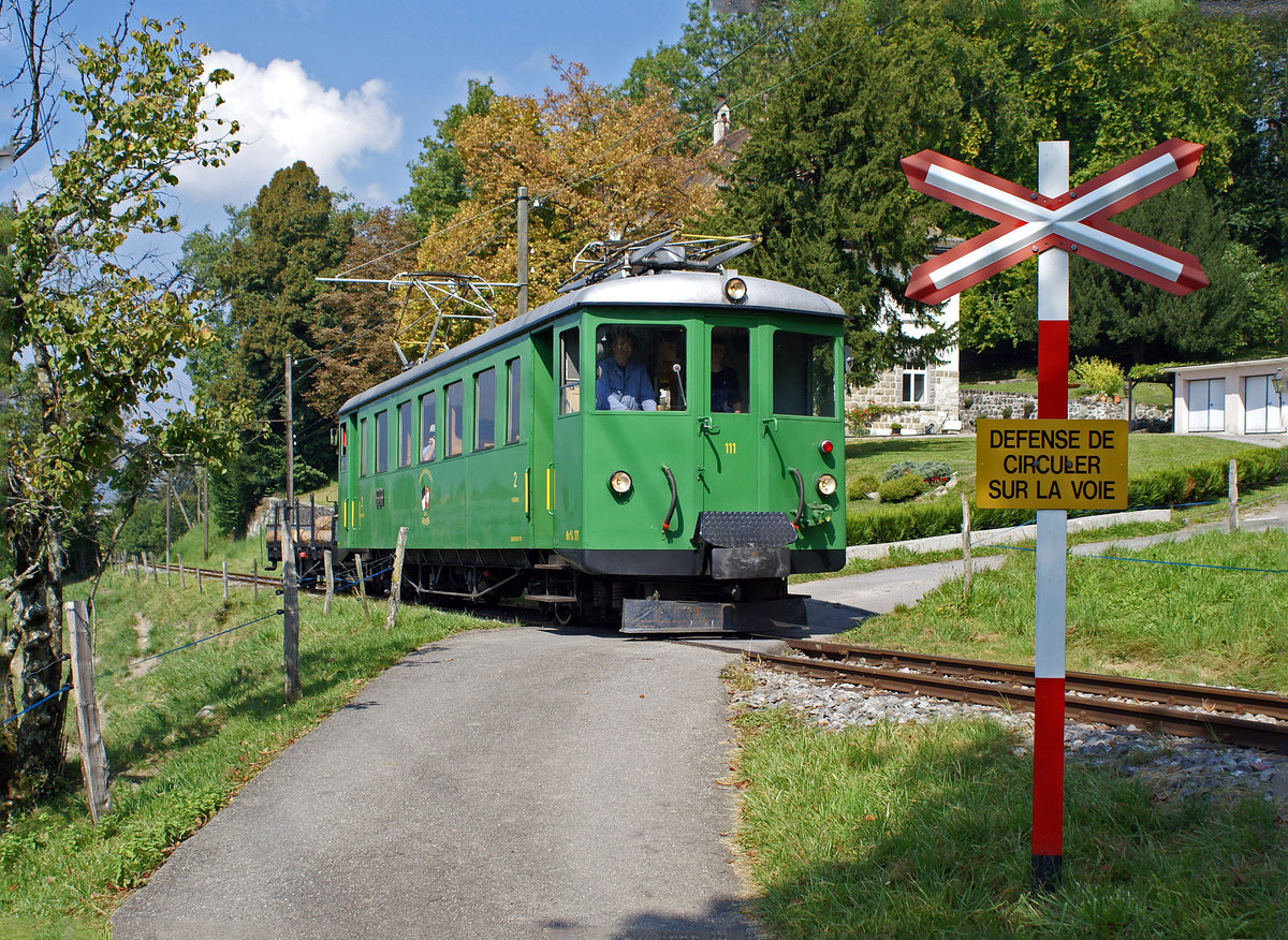 BC: Am 15. September 2007 schleppte der ehemalige GFM Be 4/4 111 einen schweren Holzzug von Blonay zum BC Depot in Chaulin. Dieser Triebwagen gab bei der Museumsbahn Blonay Chamby nur ein kurzes Gastspiel. Nach der Übernahme des RhB ABe 4/4 35 der Bernina Bahn kehrte er ins Greyerzerland zurück zu GFM HISTORIQUE.
Foto: Walter Ruetsch  