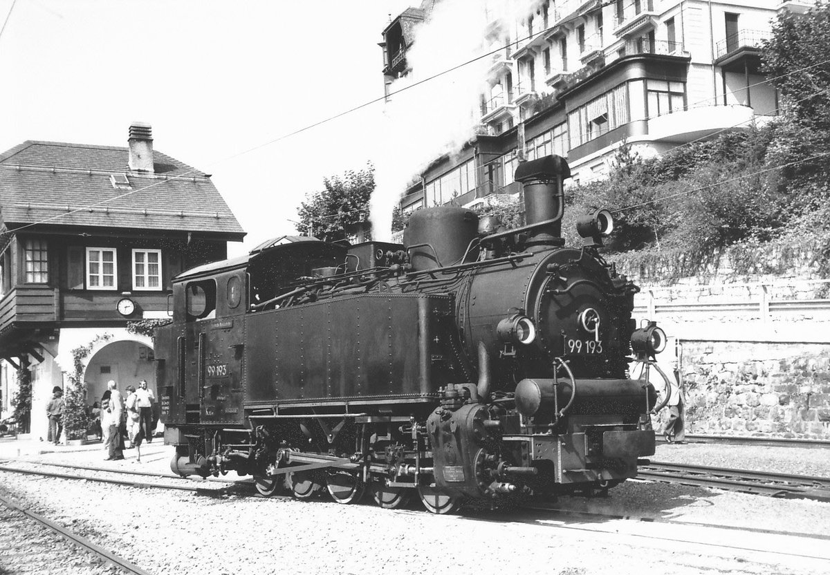 BC: Schweizer Dampf-Festival 2016. Infolge der unsicheren Wetterprognosen habe ich diesen alljährlichen wiederkehrenden Grossanlass am Genfersee zu Hause anhand von Archivbildern aus Vorjahren erlebt. Die ehemalige DR G 5/5 99193 nach der Ankunft mit einem Dampfzug in Chamby Sommer 1979.
Foto: Walter Ruetsch 