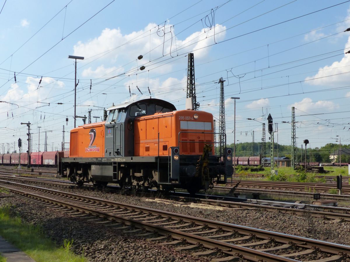 BEG (Bocholter Eisenbahn Gesellschaft mbH) Diesellok 295 057-4  Dinslaken Kobras  Oberhausen West 11-09-2015.

BEG (Bocholter Eisenbahn Gesellschaft mbH) dieselloc 295 057-4  Dinslaken Kobras  Oberhausen West 11-09-2015.