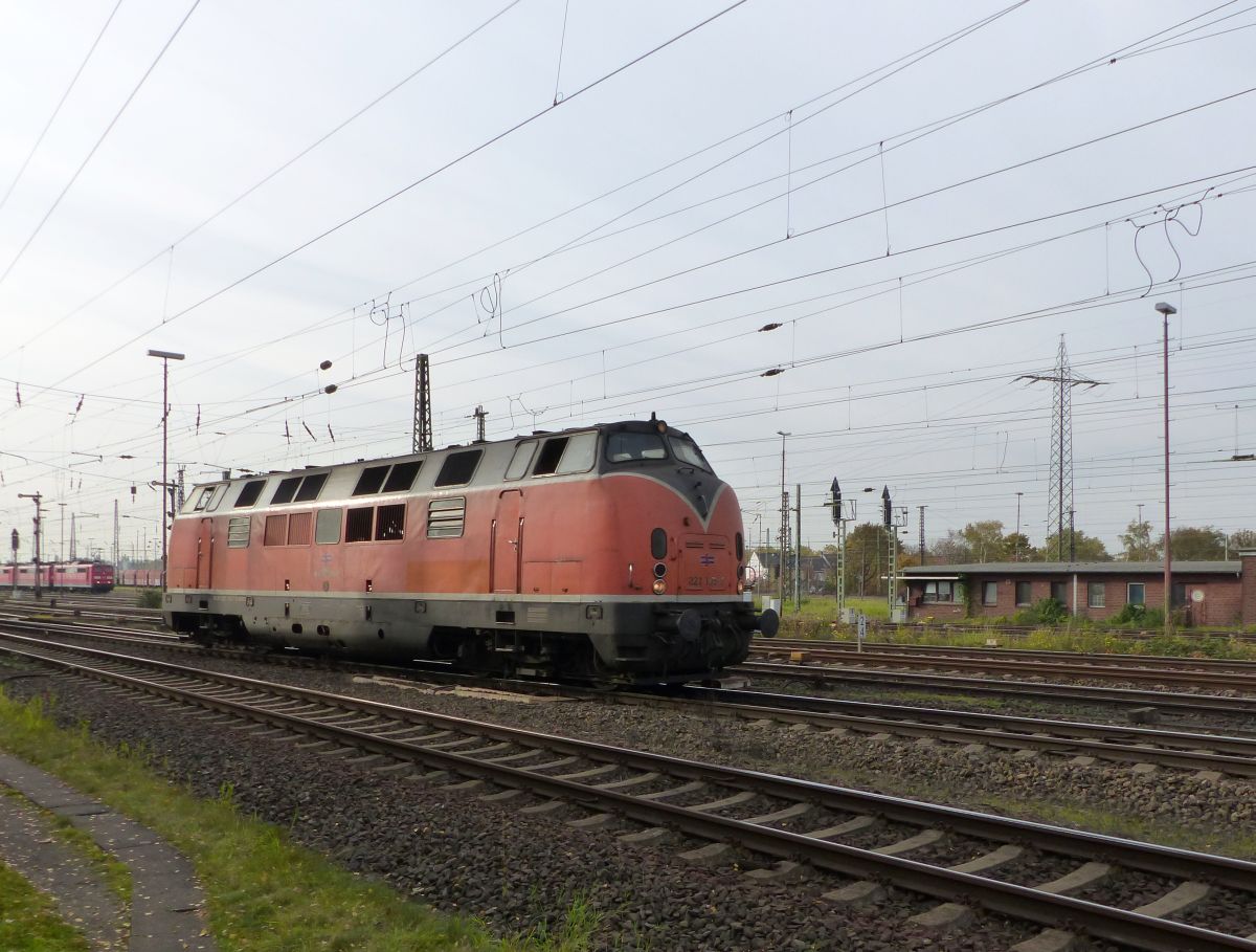 BEG (Bocholter Eisenbahn Gesellschaft mbH Lok 221 135-7 Oberhausen West 30-10-2015.

BEG (Bocholter Eisenbahn Gesellschaft mbH) loc 221 135-7 Oberhausen West 30-10-2015.