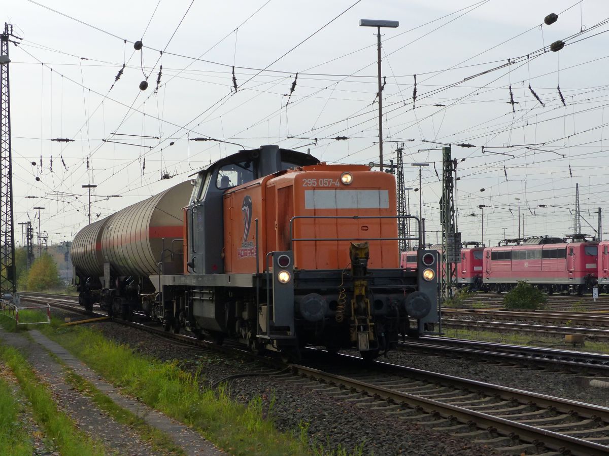 BEG (Bocholter Eisenbahn Gesellschaft mbH) Lok 295 057-4  Dinslaken Kobras  Oberhausen West 30-10-2015.

BEG (Bocholter Eisenbahn Gesellschaft mbH) loc 295 057-4  Dinslaken Kobras  Oberhausen West 30-10-2015.