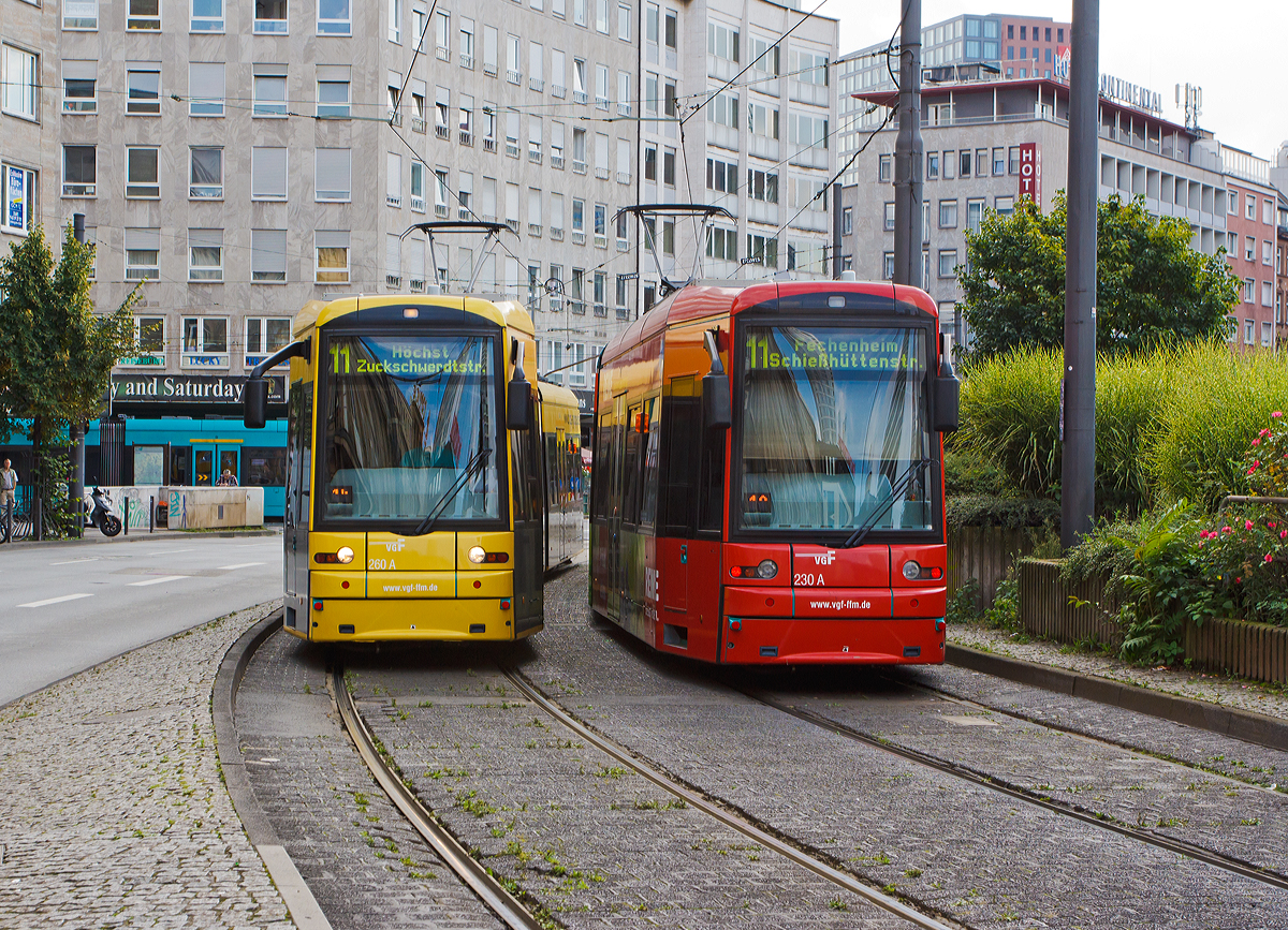 Begegnung zweier S-Wagen (Bombardier Flexity Classic NGT8) der Verkehrsgesellschaft Frankfurt am Main mbH (VGF) als Linie 11 am Hauptbahnhof Frankfurt am Main am 27.08.2014, hier die Wagen VGF 230 und VGF 260. 

Der S-Wagen, Baureihenbezeichnung der Straenbahnen der VGF erfolgen intern mit Buchstaben, ist ein Fahrzeug mit modernster Technik, die grtmglichen Fahrgastkomfort bietet. Durch die ein Meter dreiig breiten Tren ist ein bequemer Fahrgastwechsel mglich, der auch Rollstuhlfahrer und Eltern mit Kinderwagen mobil macht. Die Triebwagen besitzen jeweils an der ersten Tr in Fahrtrichtung eine mechanisch ausklappbare Rampe fr Rollstuhlfahrer. Halteschlaufen sorgen fr Halt im Fahrgastraum, taktile gelbe Haltestangen ermglichen sehbehinderten eine sichere Erkennung der Ausstiege. Die Klimaanlage sorgt fr angenehme Reisetemperaturen.

Diese Wagen wurden von Bombardier Transportation gebaut, der mechanische Teil im Werk Bautzen, die elektrische Ausrstung vom Werk Mannheim.