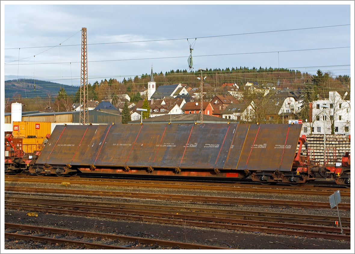 Bei diesem ist das Ladegerst ist andersherum geneigt....

Drehgestellflachwagen fr den Transport von Blechtafeln der Gattung Slps-u 725, NVR-Nummer 31 80 4726 XXX-X D-DB, der DB Schenker Rail Deutschland AG abgestellt am 21.12.2013 in Kreuztal, beladen mit Stahlblechen von der Dillinger Htte GTS (Grobblechen).

Der Slps-u 725 ist ein Schrglader und besonders fr den Transport von Groblechen bis zu einer Breite von 5,50 m geeignet. Durch die Schrgstellung der Ladegerste knnen Bleche bis zu 3.970 mm ohne Lademaberschreitung befrdert werden.   

Technische Daten:
Achsanzahl: 4
Drehzapfenabstand: 17.000mm
Achsabstand im Drehgestell: 1.800 mm
Lnge ber Puffer: 22.040 mm
Lnge der Ladelnge: 19.000 mm
Eigengewicht: ca. 32.500 kg
Kleinster befahrbarer Radius: 
Ladegerst waagerecht und bis 44 geneigt  60 m
bis 46 geneigt   75 m
bis 48 geneigt   90 m
bis 50 geneigt 140 m
Lastgrenze bei Streckenklasse D: 57,5 t