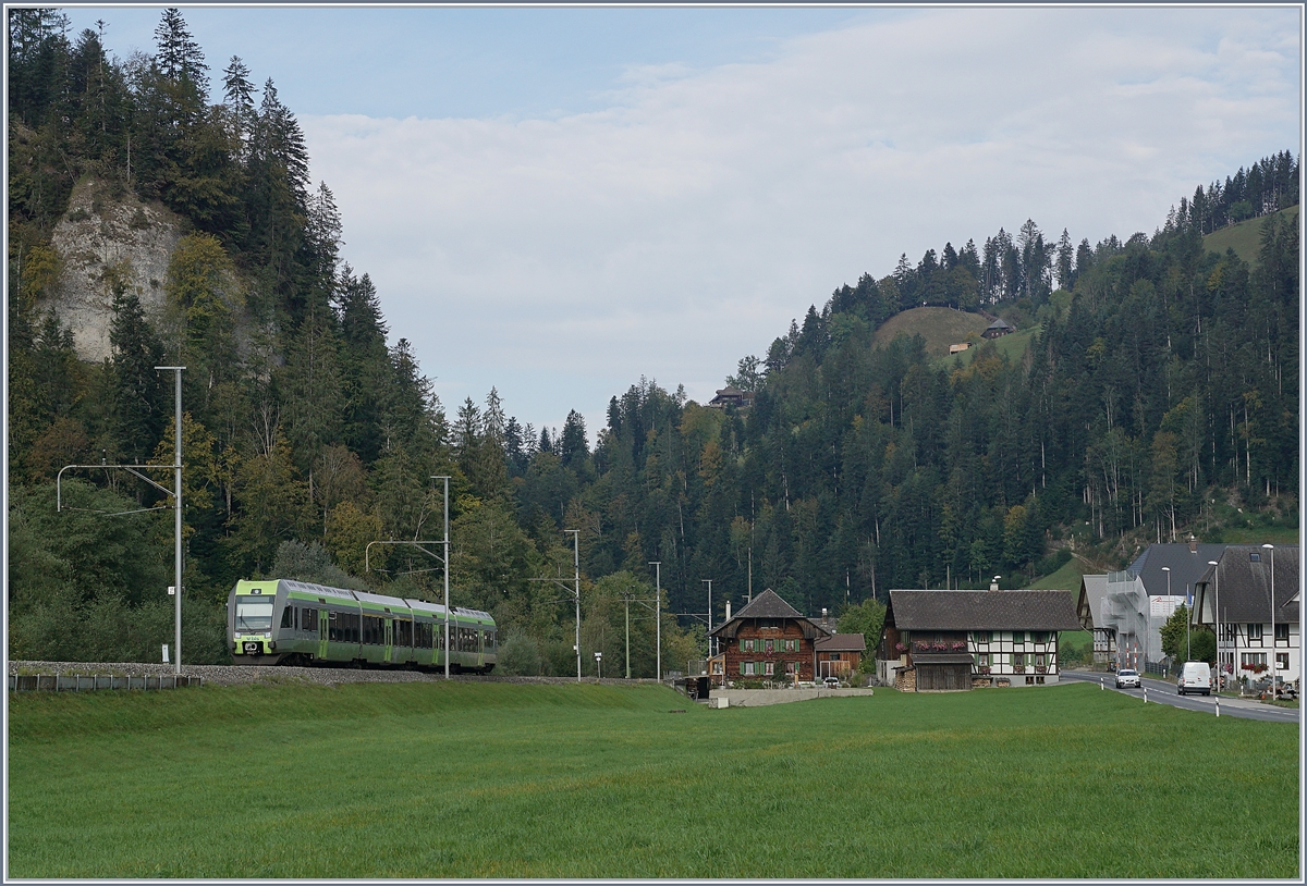 Bei Dürrenbach ist der BLS  Lötschberger  RABe 535 106 als S 6 22632 von Luzern nach Langnau unterwegs und erreicht in wenigen Minuten Trubschachen. Während die weitere Umgebung schon zum Emmental gehört, ist der Talboden nördlich der Ilfis und somit auch das Trasse der Bahn noch Bestandteil des Entlebuchs.

1. Oktober 2020