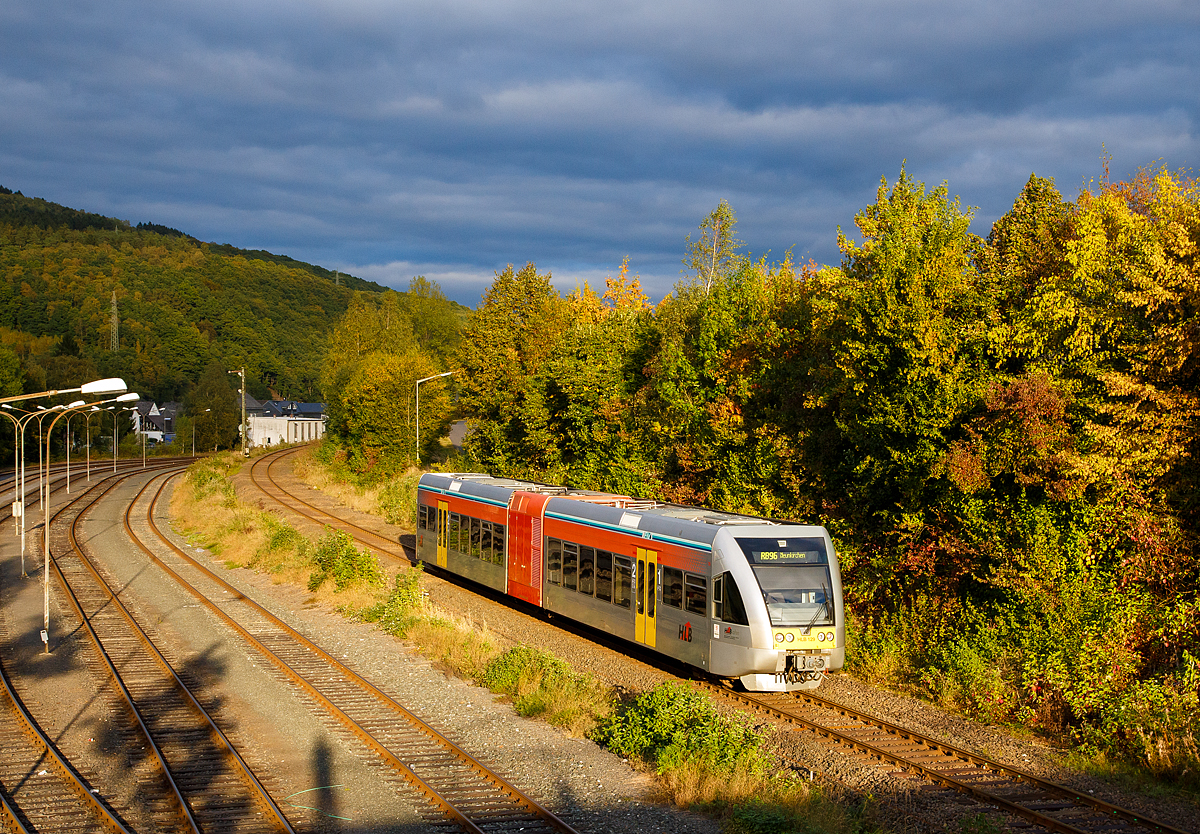 
Bei einem solchen tollen Licht musste ich einfach einen Nachschuss machen....
Der Stadler GTW 2/6 HLB 129 bzw. VT 526 129 (95 80 0946 429-7 D-HEB / 95 80 0646 429-0 D-HEB / 95 80 0946 929-6 D-HEB) der HLB (Hessische Landesbahn GmbH) fährt am 05.10.2016 von Herdorf, als RB 96  Hellertalbahn  (Betzdorf - Herdorf - Neunkirchen), weiter nach Neunkirchen (Siegerland). 

Der Stadler GTW 2/6 wurde 2001 von Deutsche Waggonbau AG (DWA) in Bautzen (heute Bombardier) unter der Fabriknummer 526/011 gebaut und an die HLB geliefert.